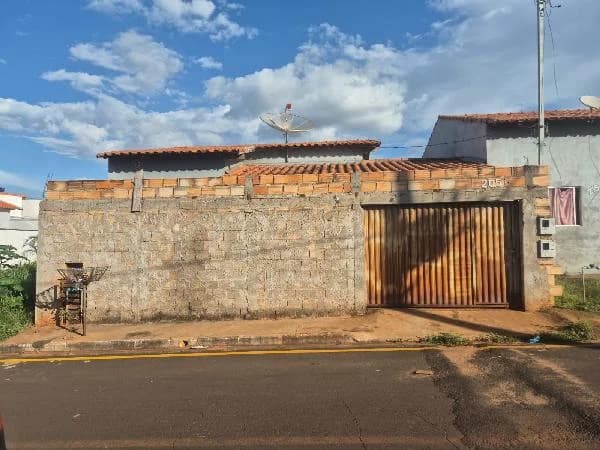 Casa - 2 Quartos - Prata - Ocupado